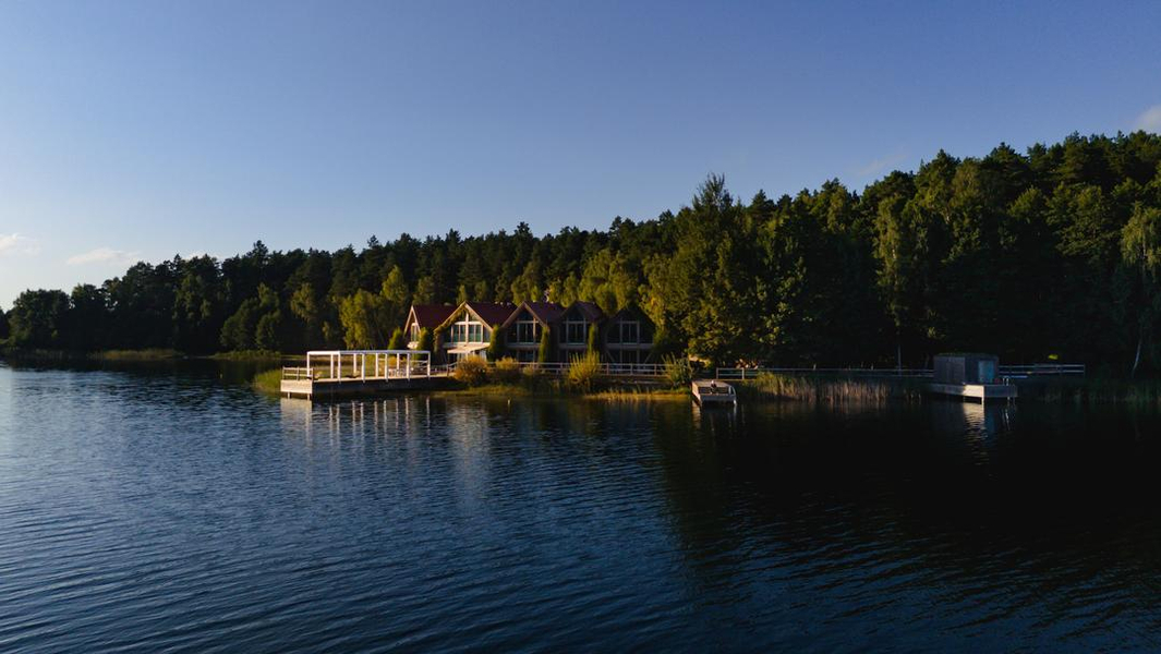 Zdjęcie na okładce dla PRZYSTAŃ WYGONIN luksusowe domki nad jeziorem na Kaszubach